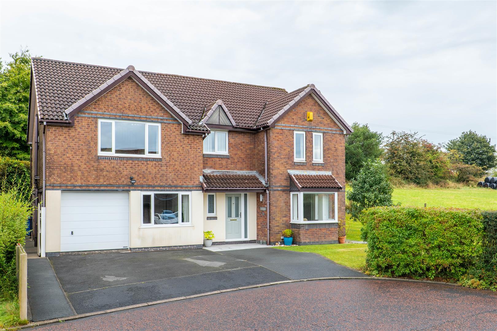 6 bed property in Sandringham Drive, Chorley